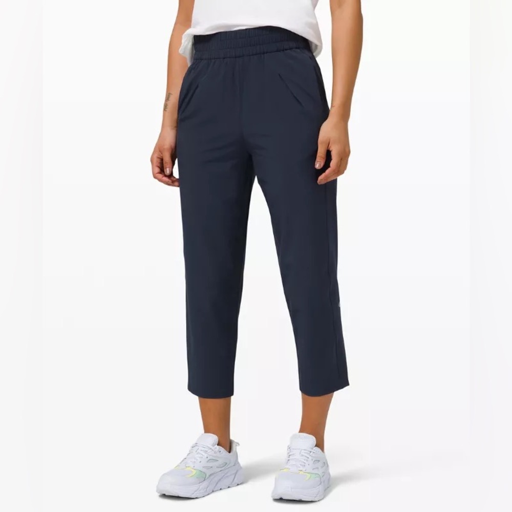 🍋Lululemon Women’s Ease Back In Crop 23” Size 4 Blue NWT
